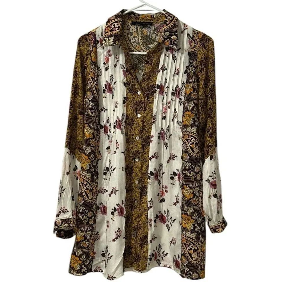 Jane and Delancey Floral Print Button Down
Top (Size Small)